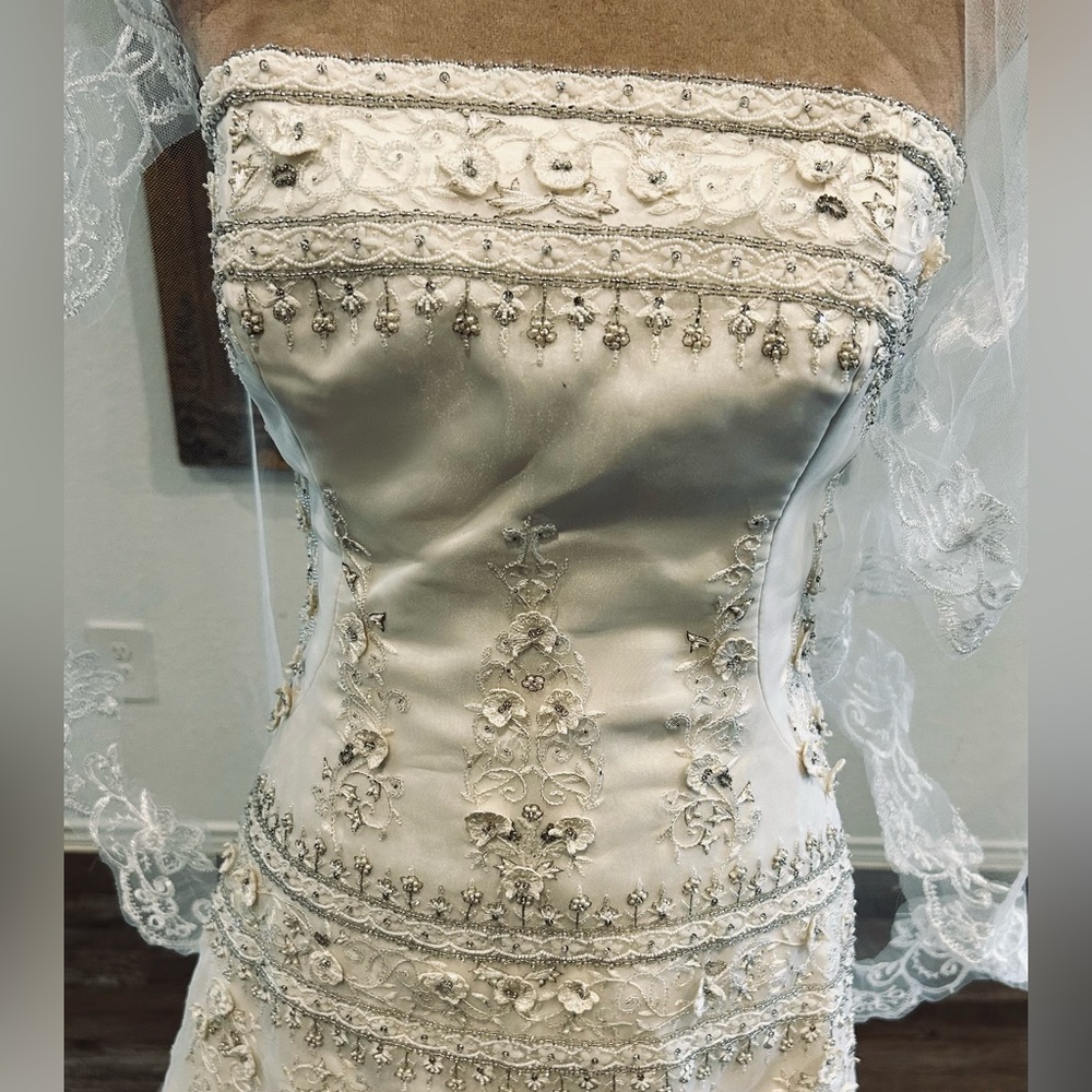 💙Spring Sale💙Vintage Y2K Lazaro embroidered, crystal beading wedding dress - Picture 4 of 8